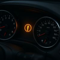 Voyant orange voiture : faut-il s'inquiéter ?